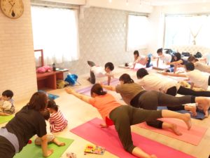 府中kotocafeクラス ママとベビーのヨガ 産後の私と向き合うじかん Modera Yoga